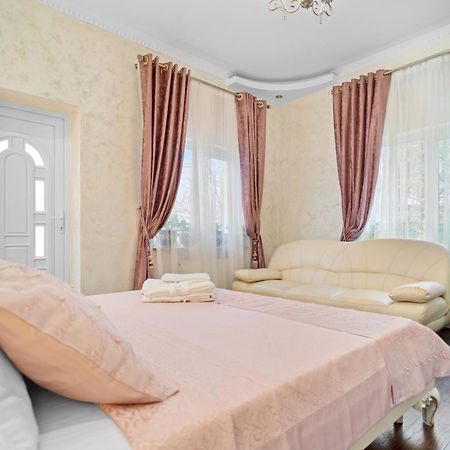 High-End 3Br Apartment - Private Garden, Terrace & Bbq Bukares Bagian luar foto
