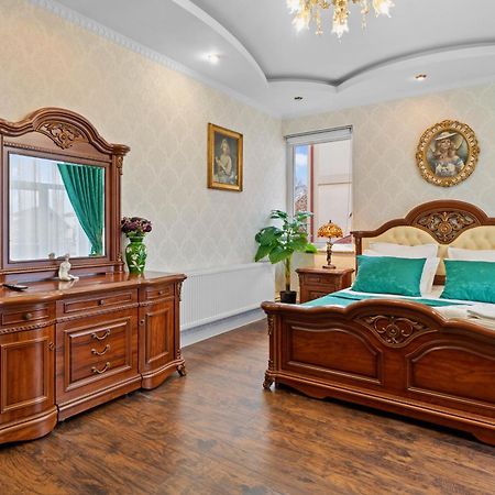 High-End 3Br Apartment - Private Garden, Terrace & Bbq Bukares Bagian luar foto