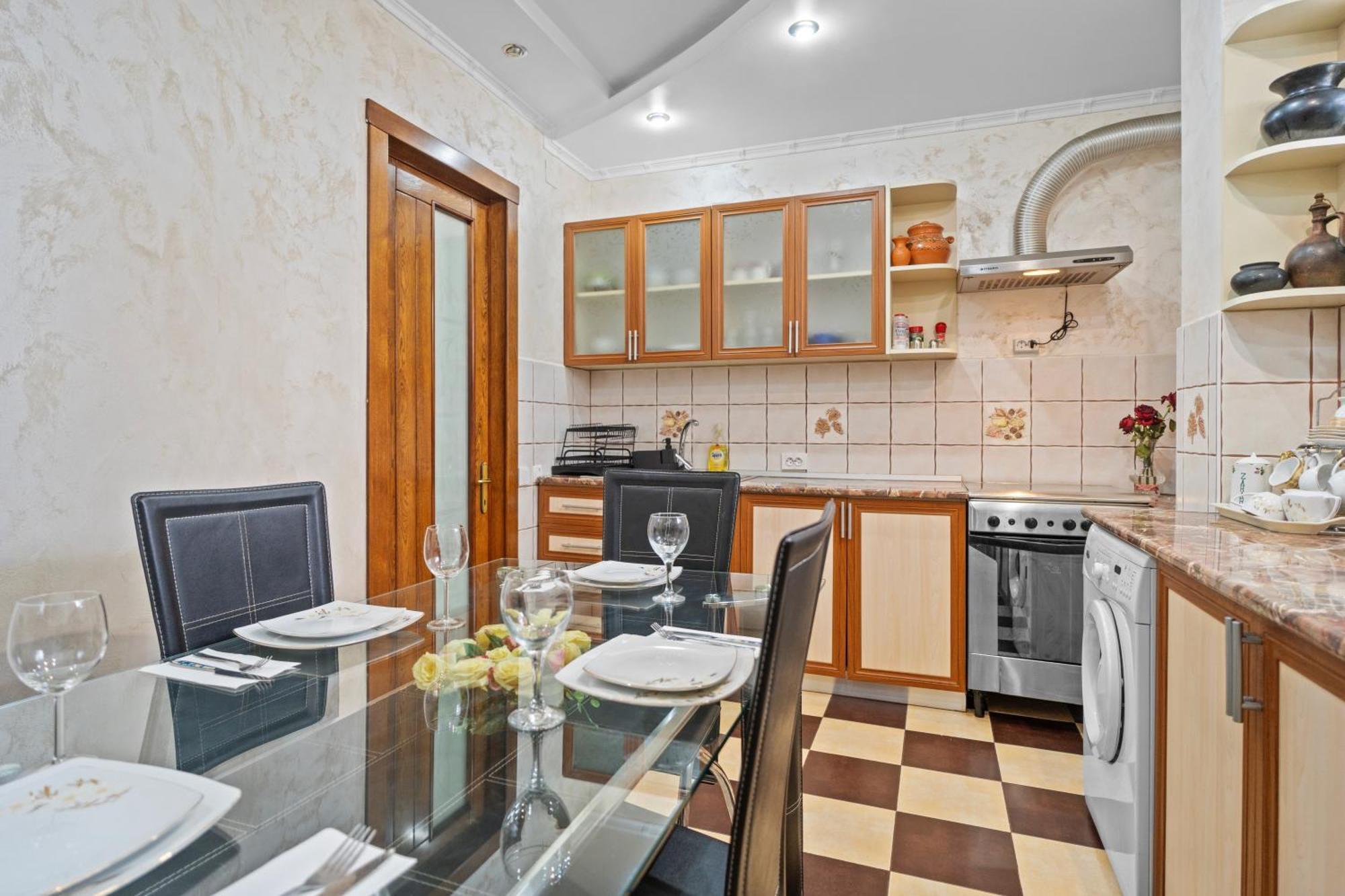 High-End 3Br Apartment - Private Garden, Terrace & Bbq Bukares Bagian luar foto