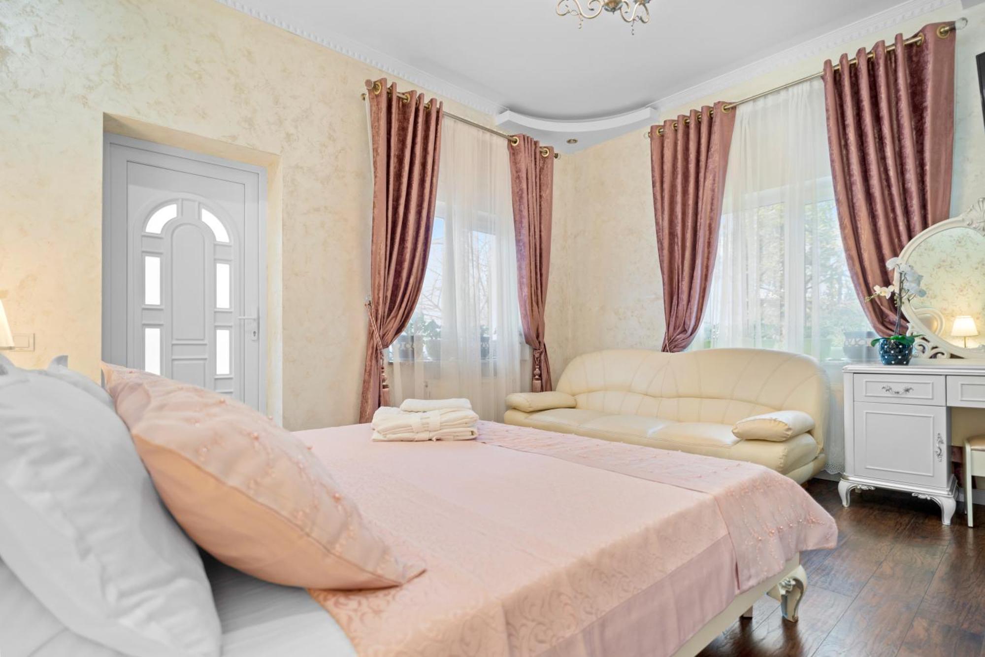 High-End 3Br Apartment - Private Garden, Terrace & Bbq Bukares Bagian luar foto