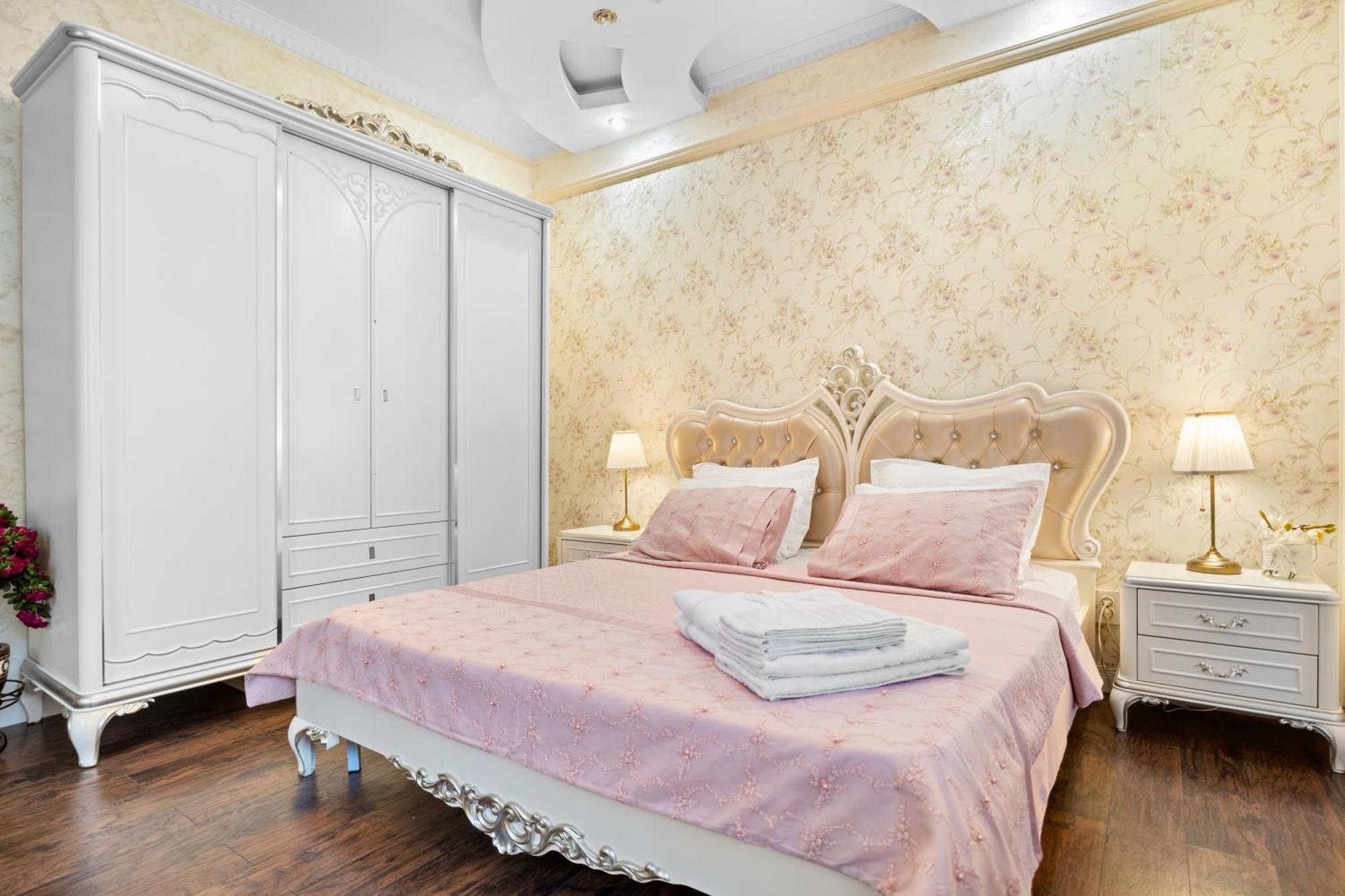 High-End 3Br Apartment - Private Garden, Terrace & Bbq Bukares Bagian luar foto