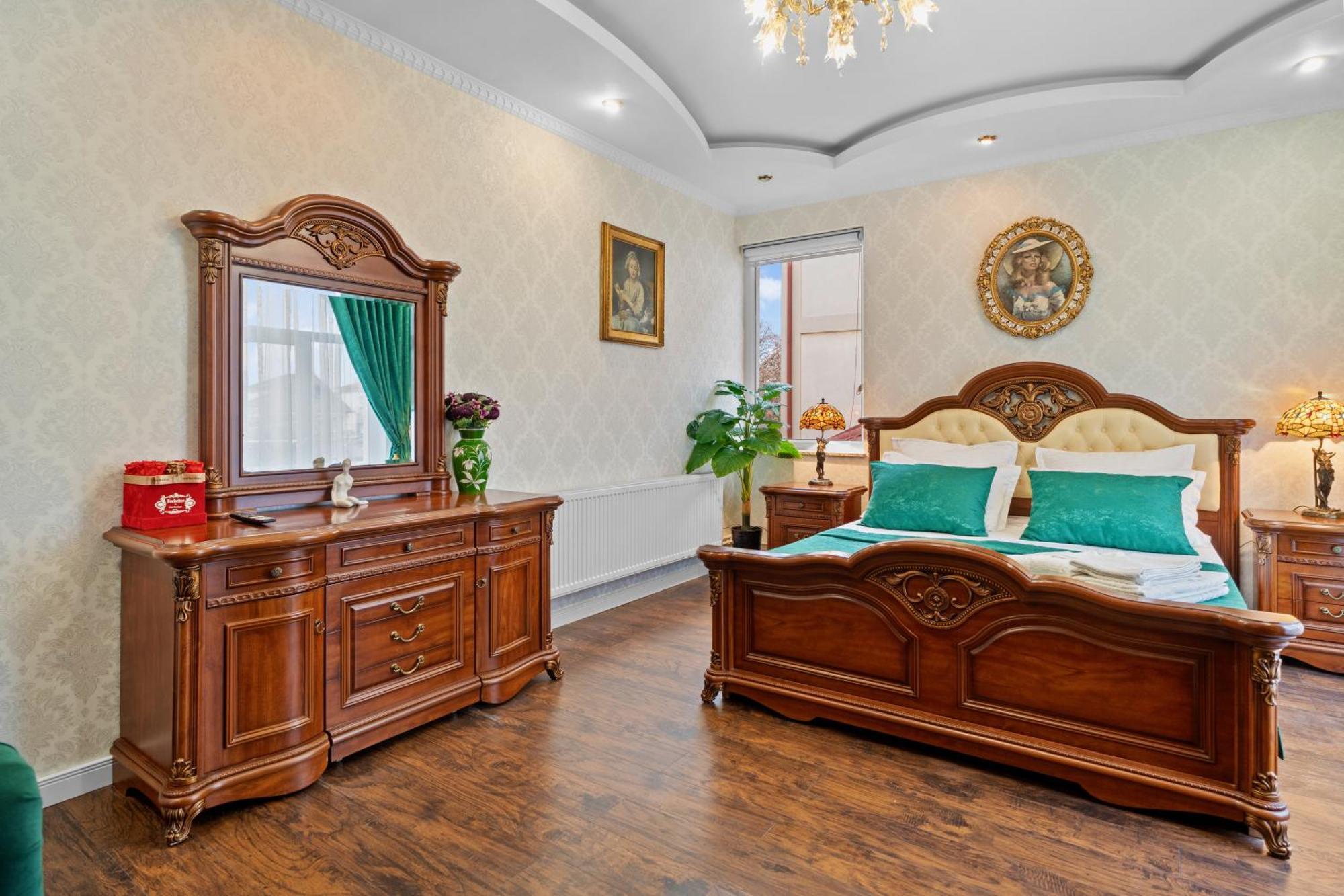 High-End 3Br Apartment - Private Garden, Terrace & Bbq Bukares Bagian luar foto