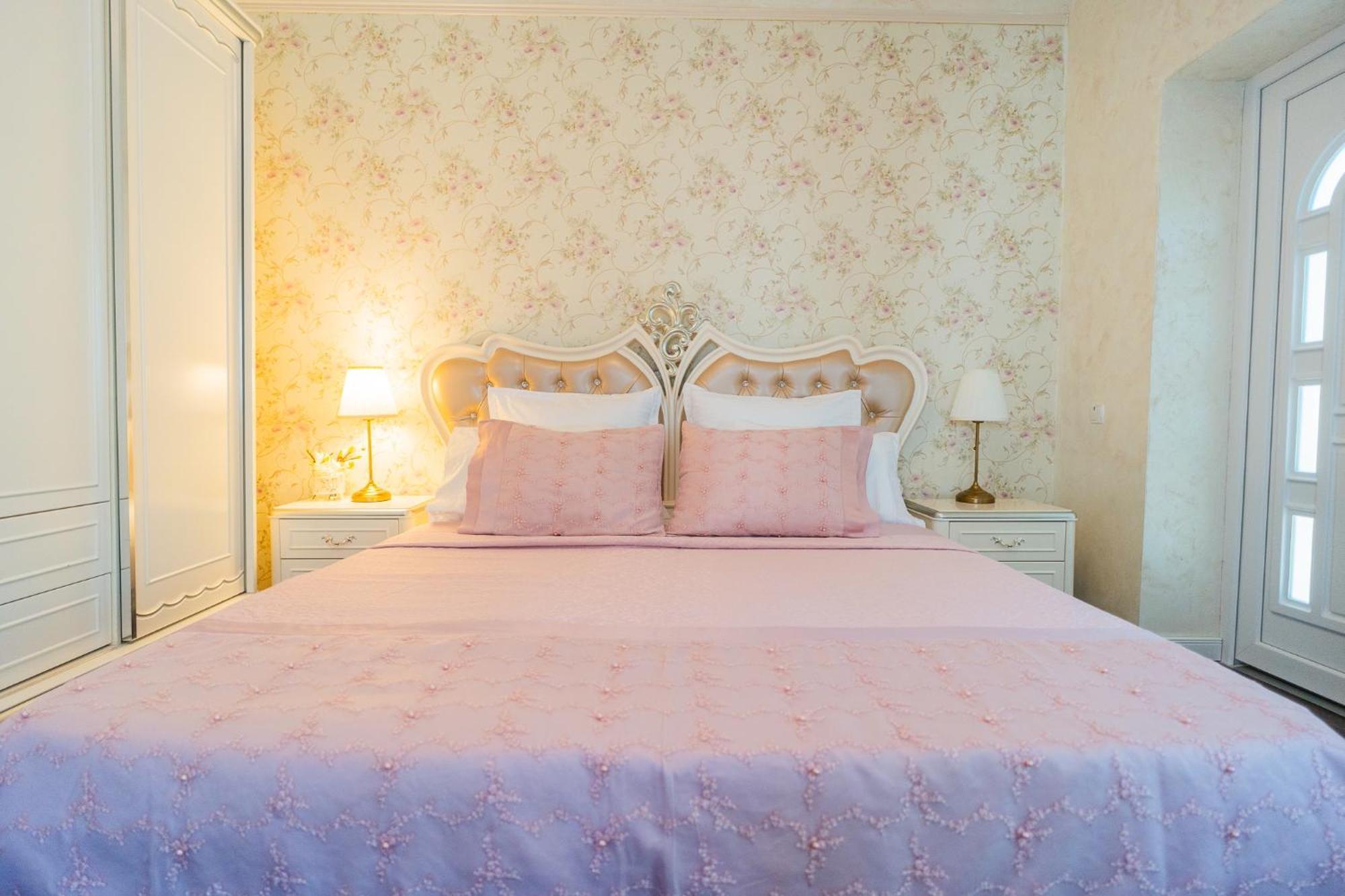 High-End 3Br Apartment - Private Garden, Terrace & Bbq Bukares Bagian luar foto