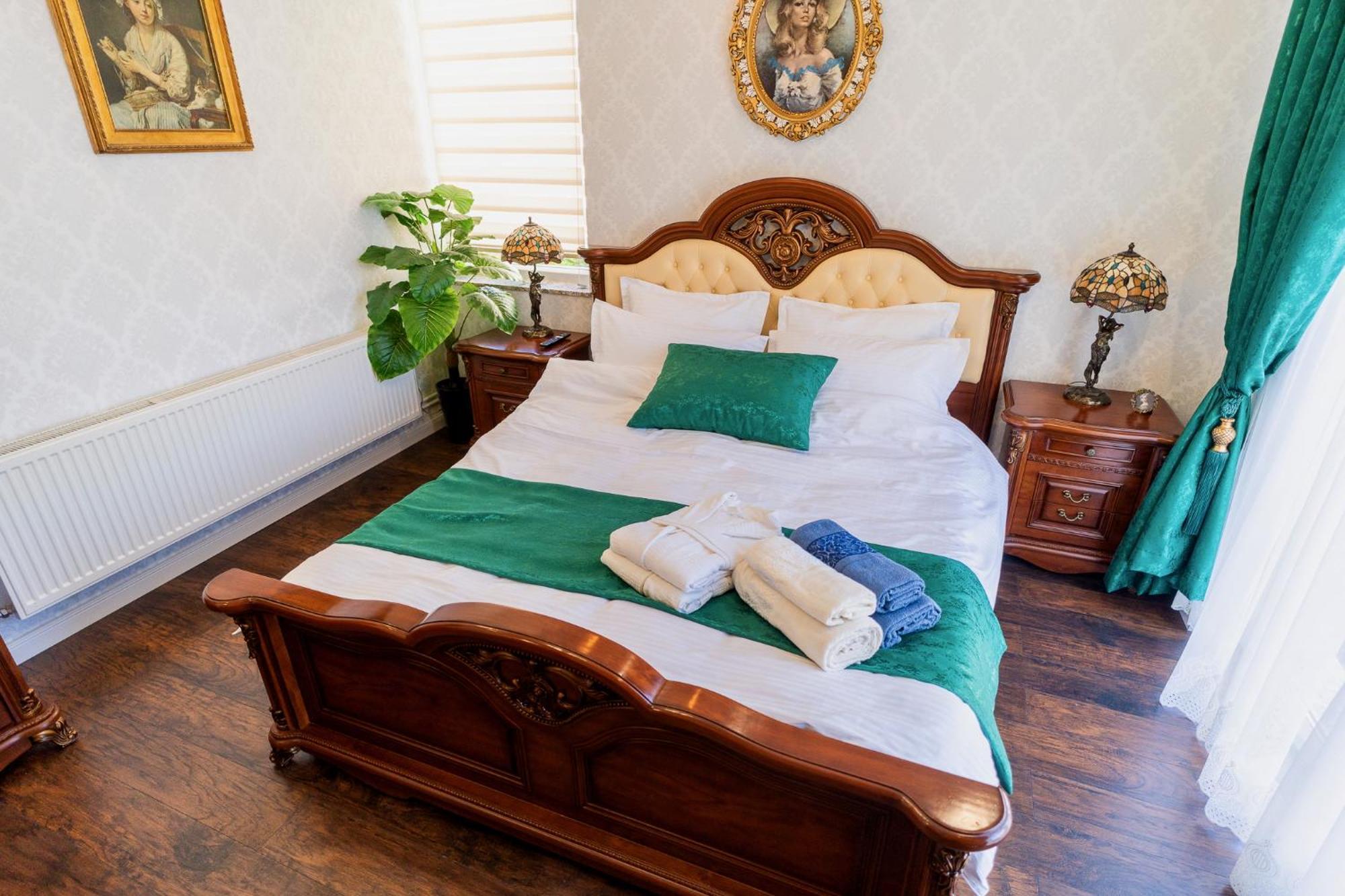 High-End 3Br Apartment - Private Garden, Terrace & Bbq Bukares Bagian luar foto