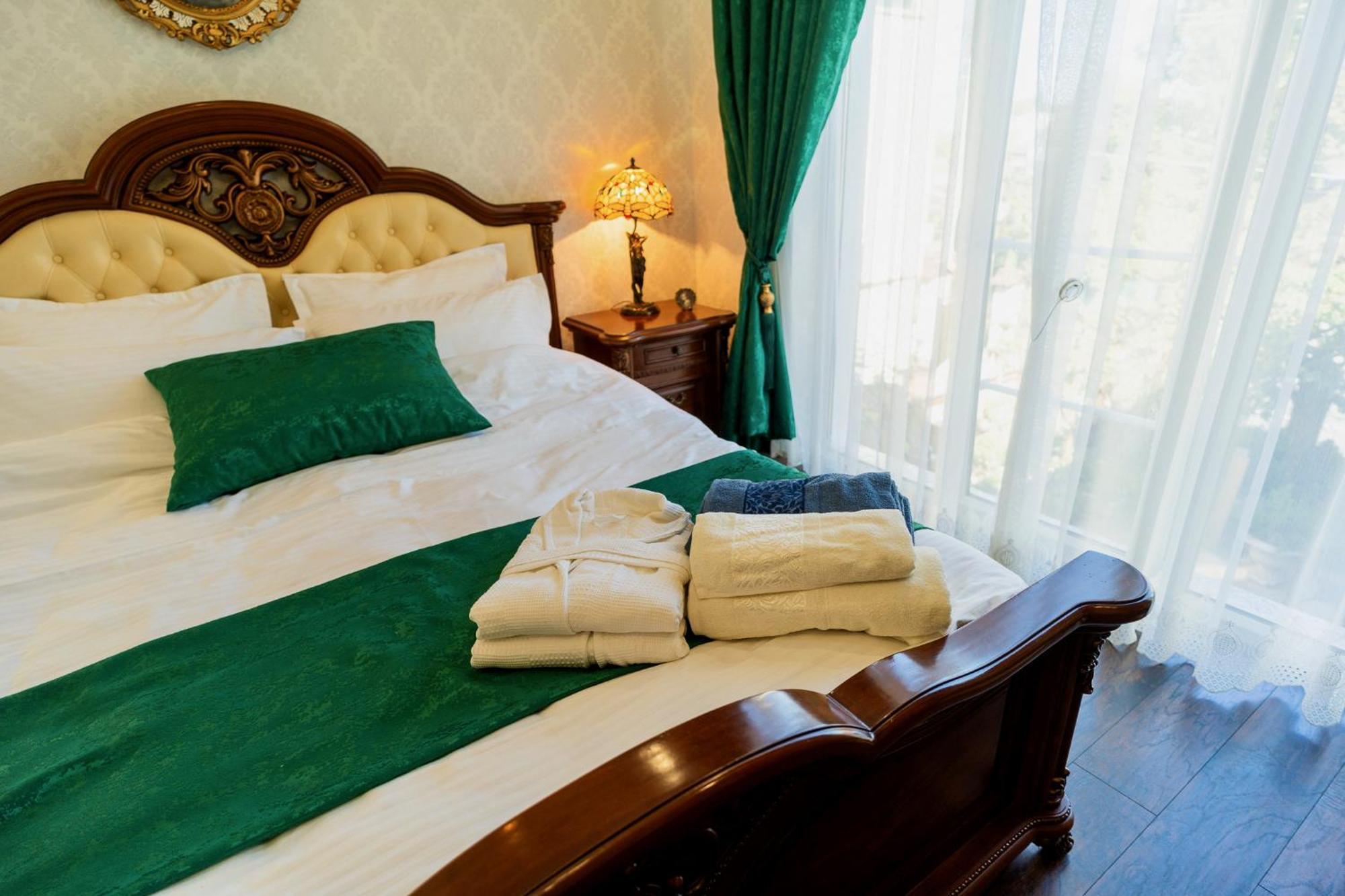High-End 3Br Apartment - Private Garden, Terrace & Bbq Bukares Bagian luar foto