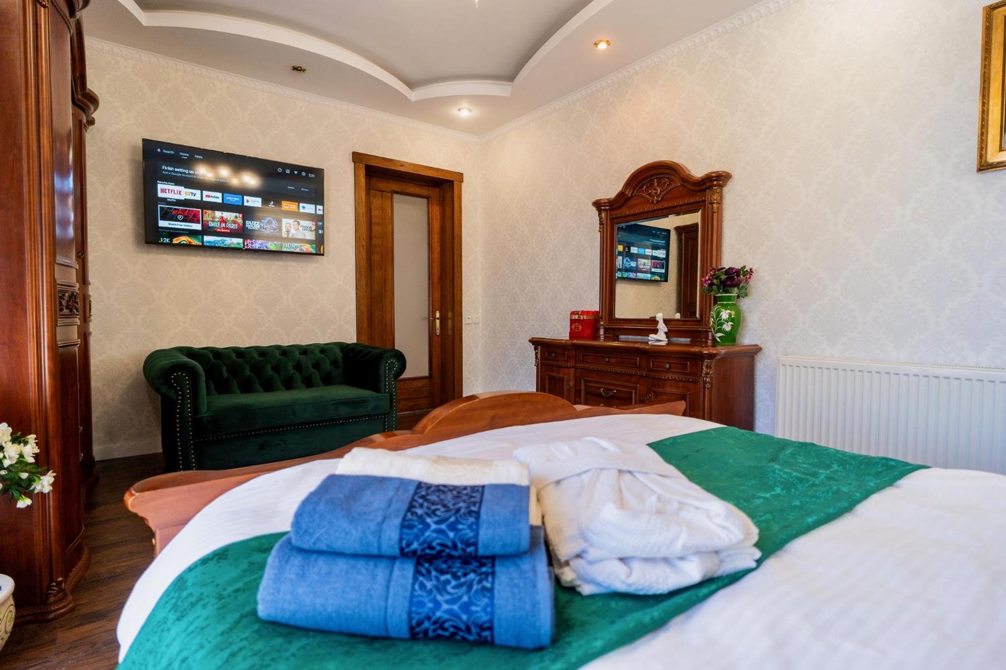 High-End 3Br Apartment - Private Garden, Terrace & Bbq Bukares Bagian luar foto