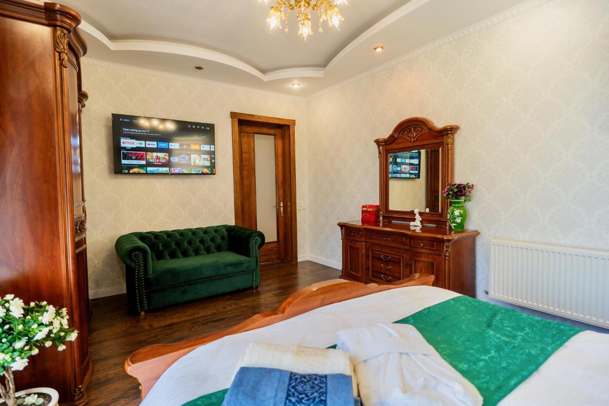 High-End 3Br Apartment - Private Garden, Terrace & Bbq Bukares Bagian luar foto