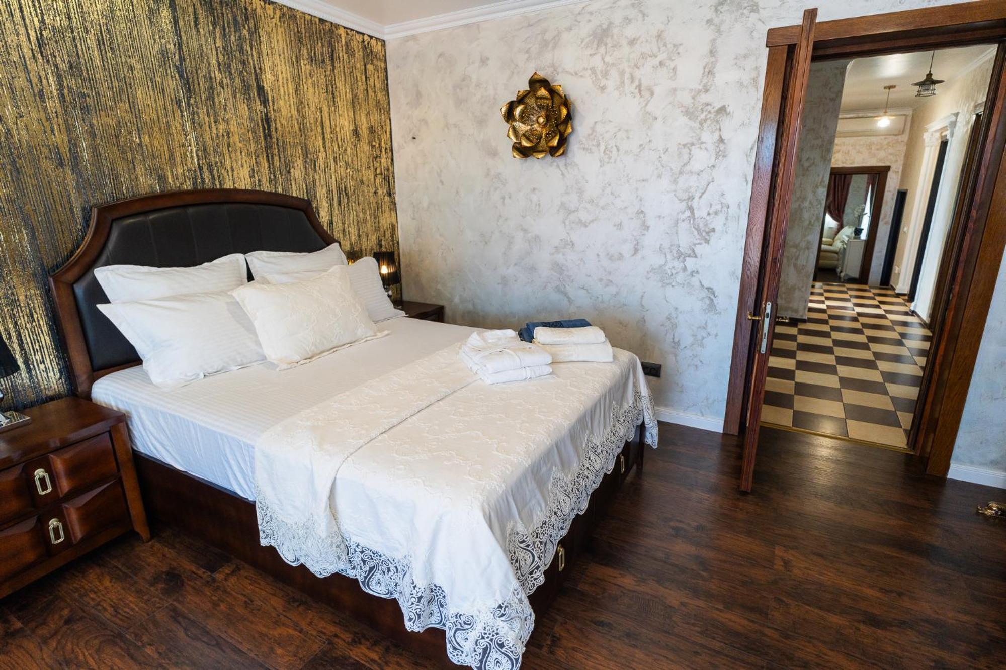 High-End 3Br Apartment - Private Garden, Terrace & Bbq Bukares Bagian luar foto