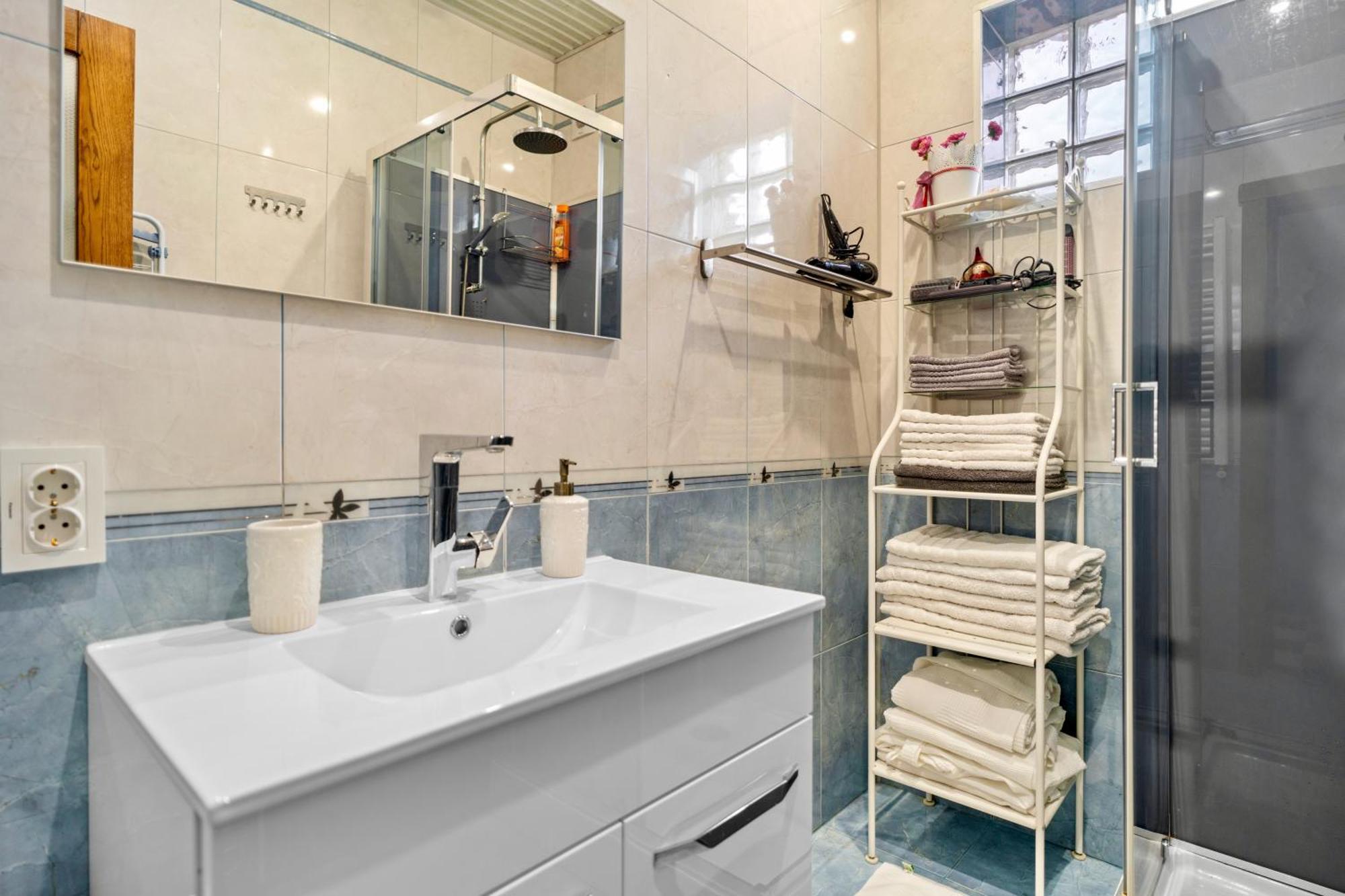 High-End 3Br Apartment - Private Garden, Terrace & Bbq Bukares Bagian luar foto