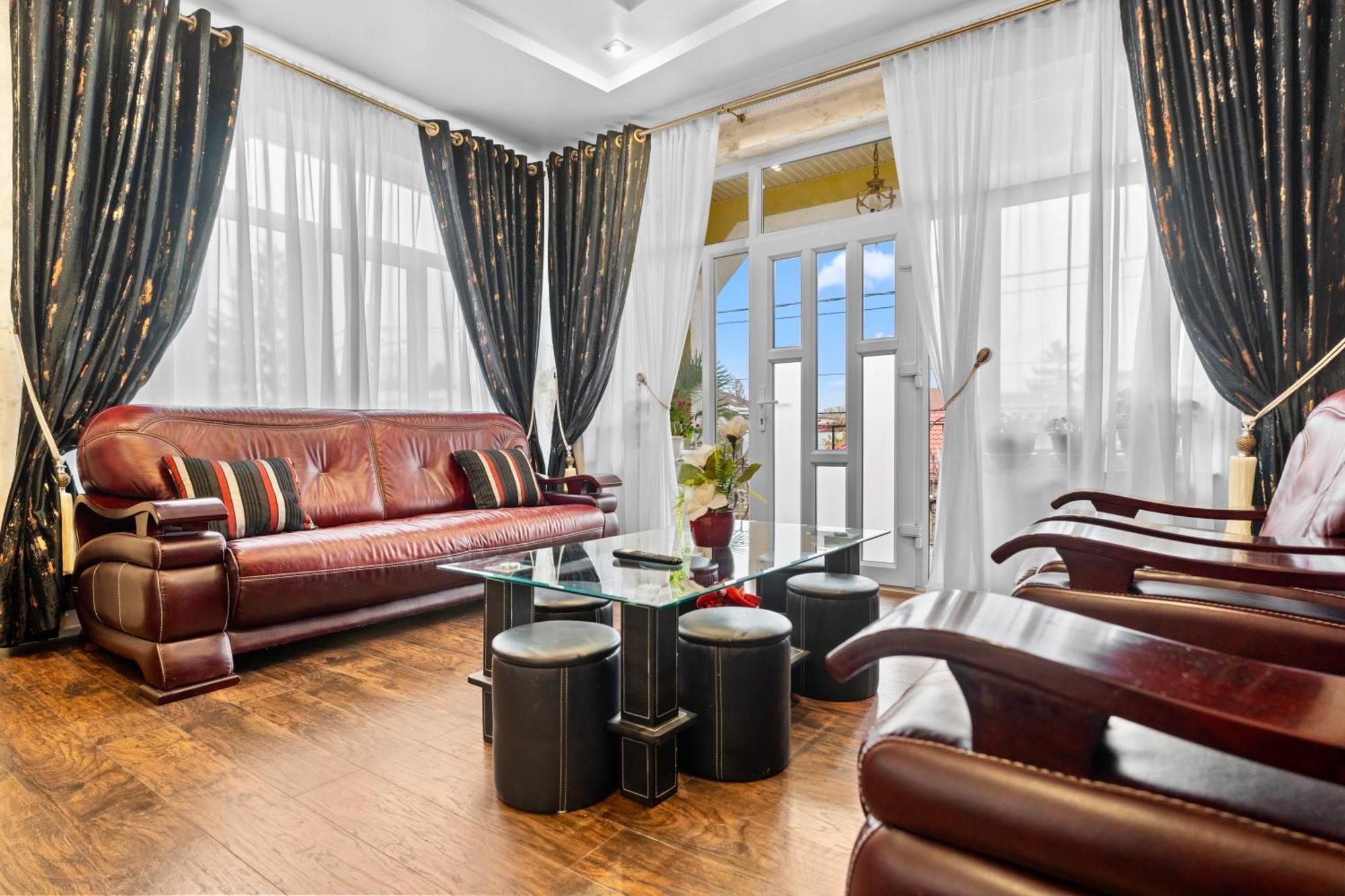 High-End 3Br Apartment - Private Garden, Terrace & Bbq Bukares Bagian luar foto