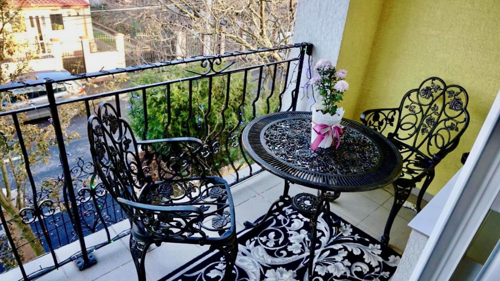 High-End 3Br Apartment - Private Garden, Terrace & Bbq Bukares Bagian luar foto