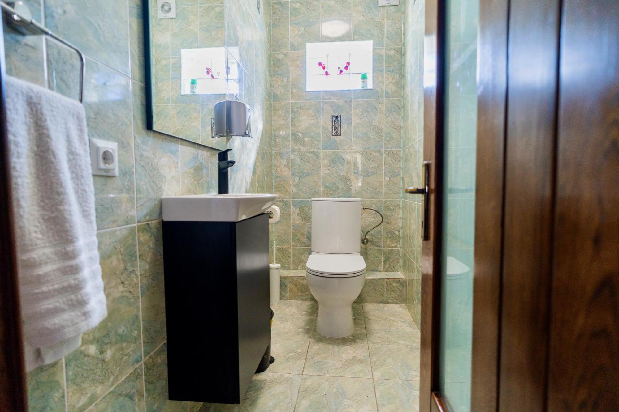 High-End 3Br Apartment - Private Garden, Terrace & Bbq Bukares Bagian luar foto