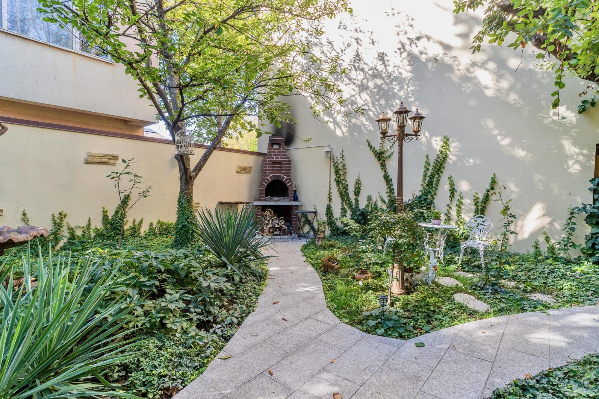 High-End 3Br Apartment - Private Garden, Terrace & Bbq Bukares Bagian luar foto