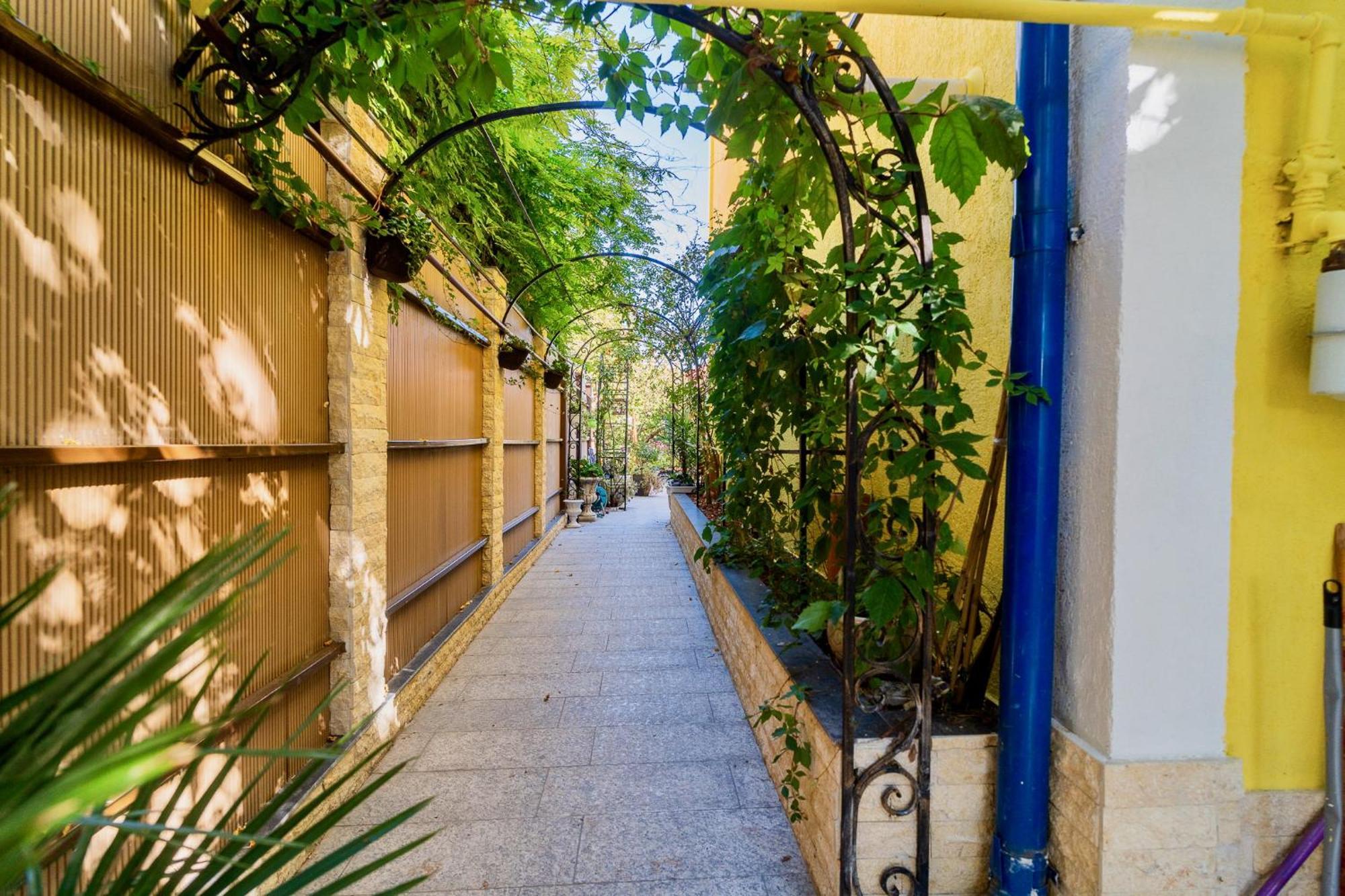 High-End 3Br Apartment - Private Garden, Terrace & Bbq Bukares Bagian luar foto