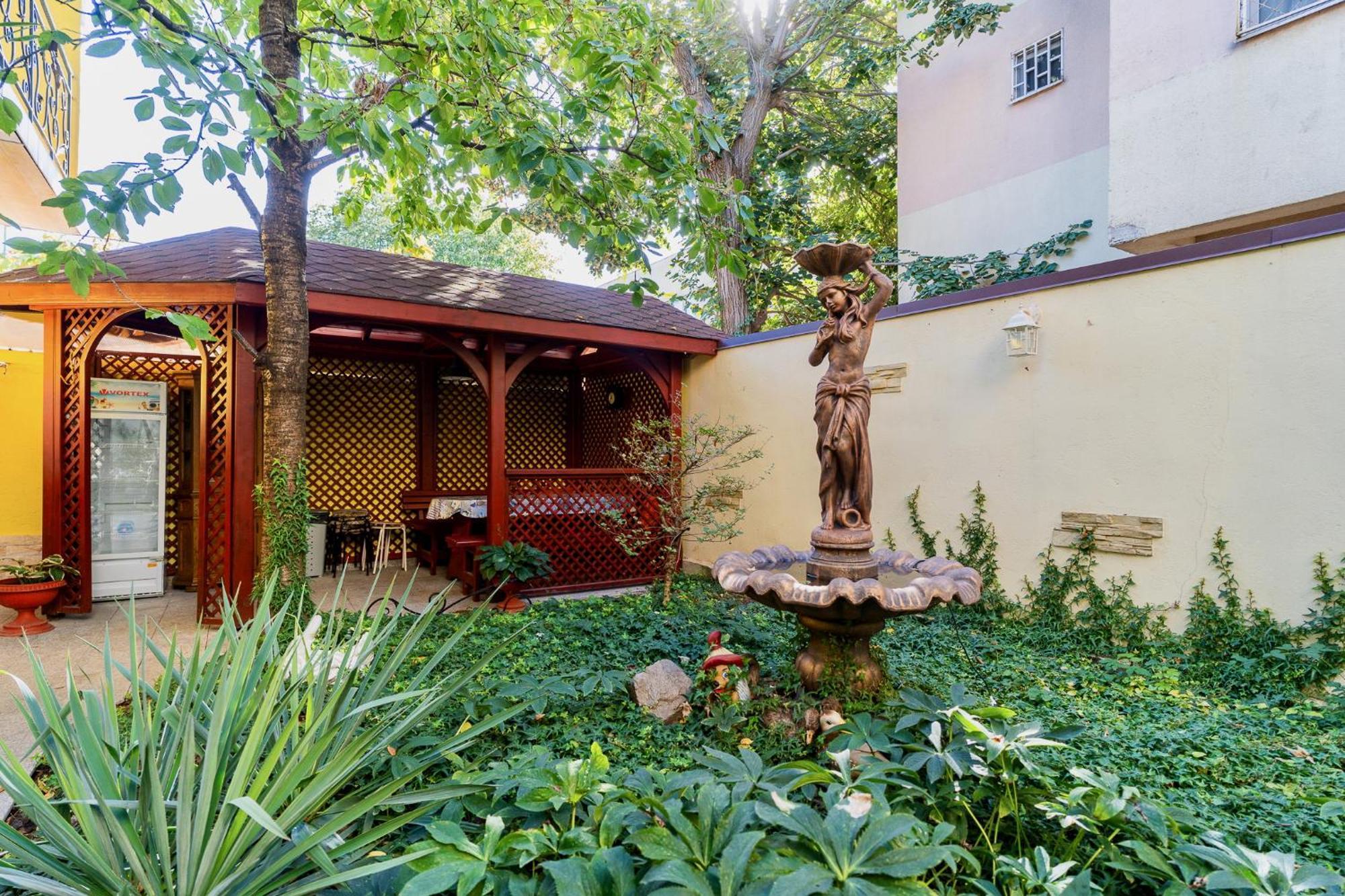High-End 3Br Apartment - Private Garden, Terrace & Bbq Bukares Bagian luar foto