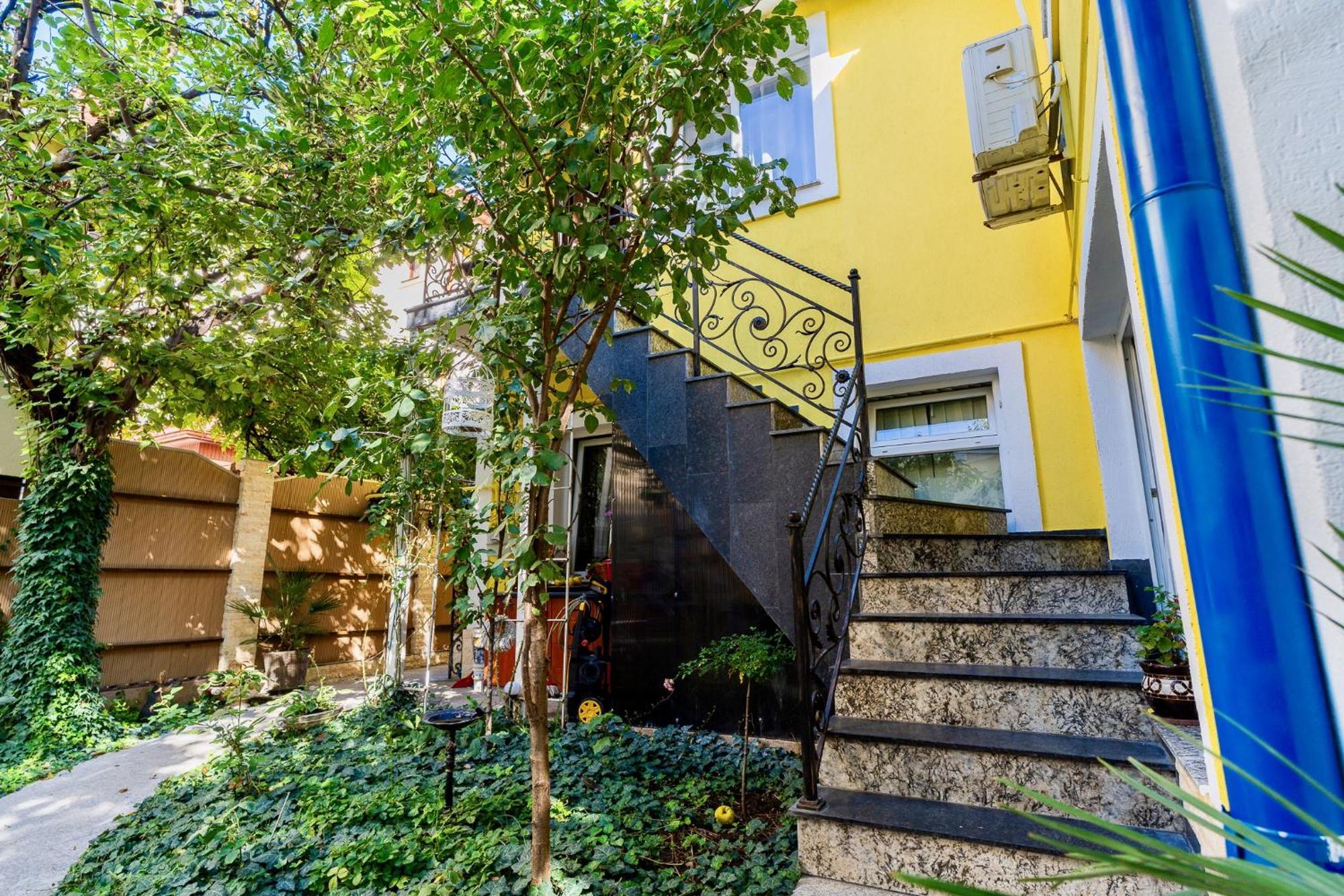 High-End 3Br Apartment - Private Garden, Terrace & Bbq Bukares Bagian luar foto