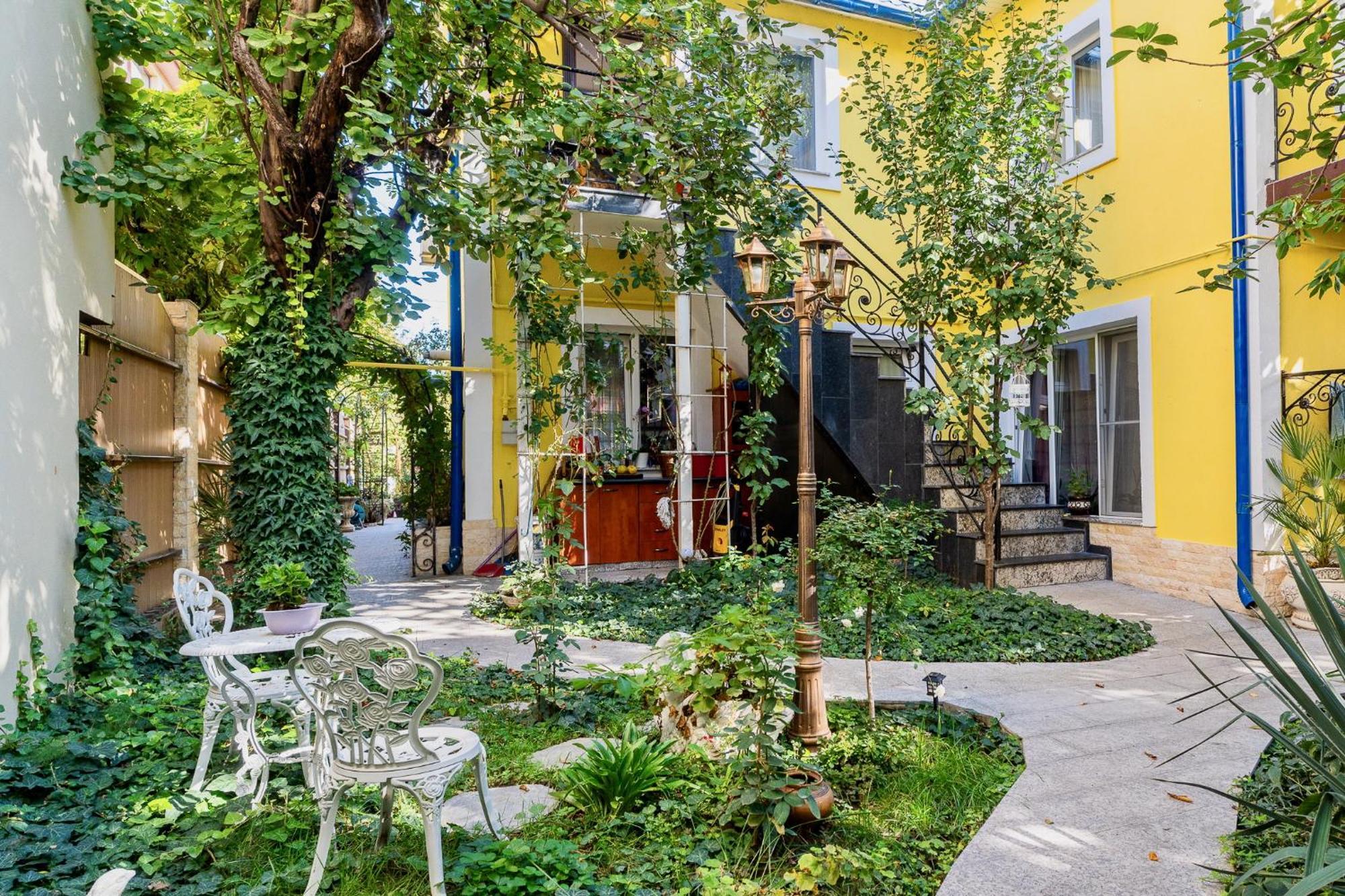 High-End 3Br Apartment - Private Garden, Terrace & Bbq Bukares Bagian luar foto