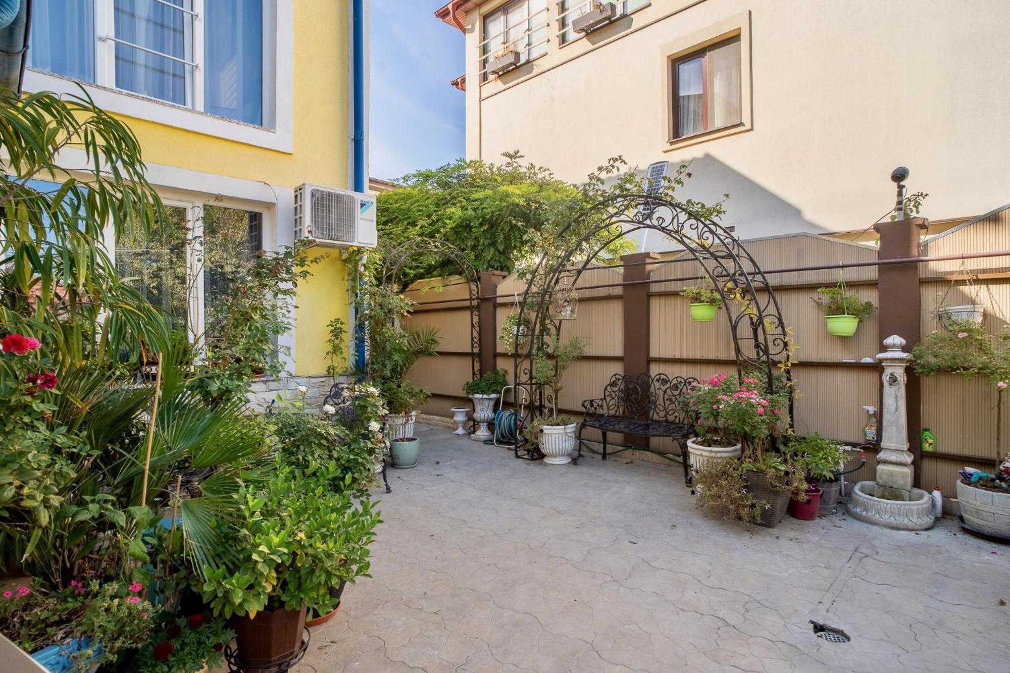High-End 3Br Apartment - Private Garden, Terrace & Bbq Bukares Bagian luar foto